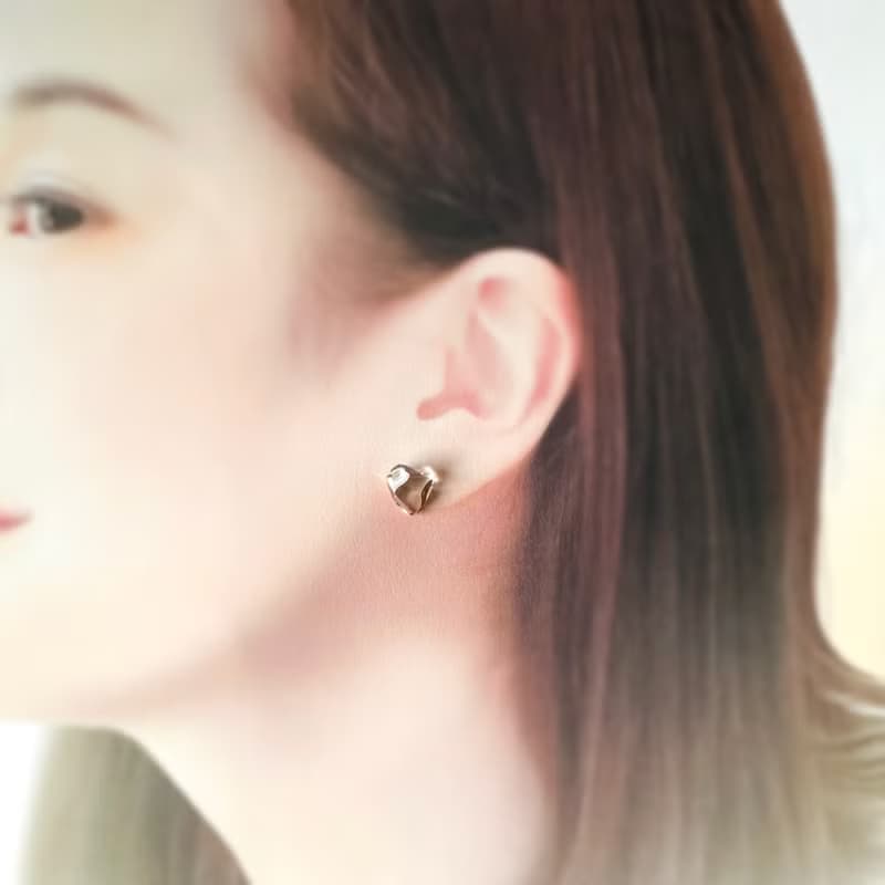 【再販】シンプル 水晶 金継ぎ ライン ピアス ノンホールピアス 小ぶり 小さい 天然石 ゴールド 金 透明 クリア シンプル