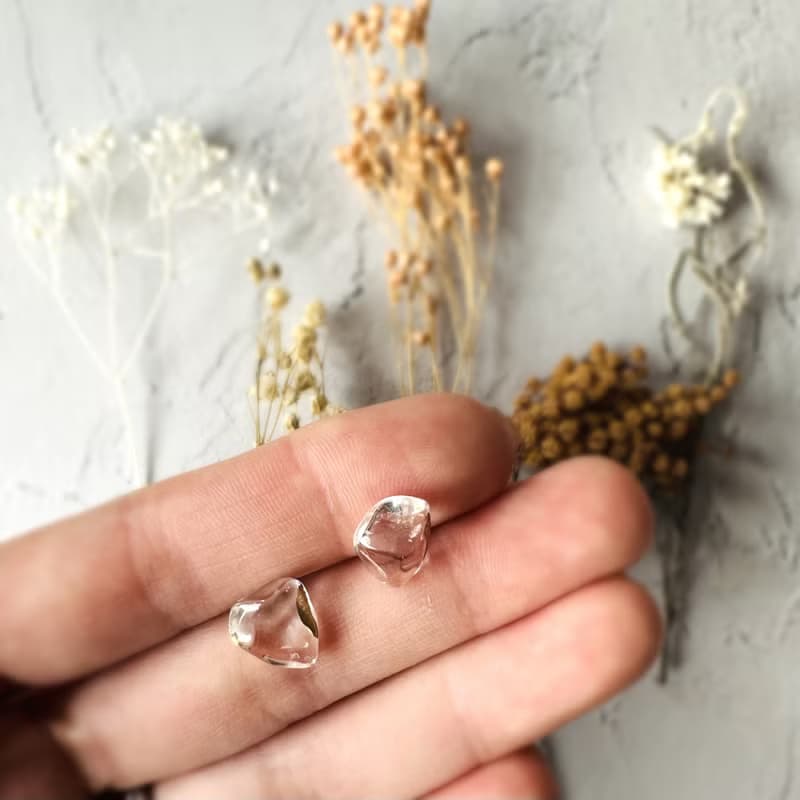 【再販】シンプル 水晶 金継ぎ ライン ピアス ノンホールピアス 小ぶり 小さい 天然石 ゴールド 金 透明 クリア シンプル