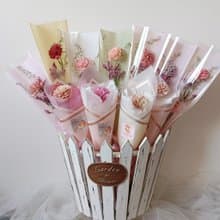 永生玫瑰康乃馨花束 求婚結婚捧花外拍生日禮物七夕情人節花束中