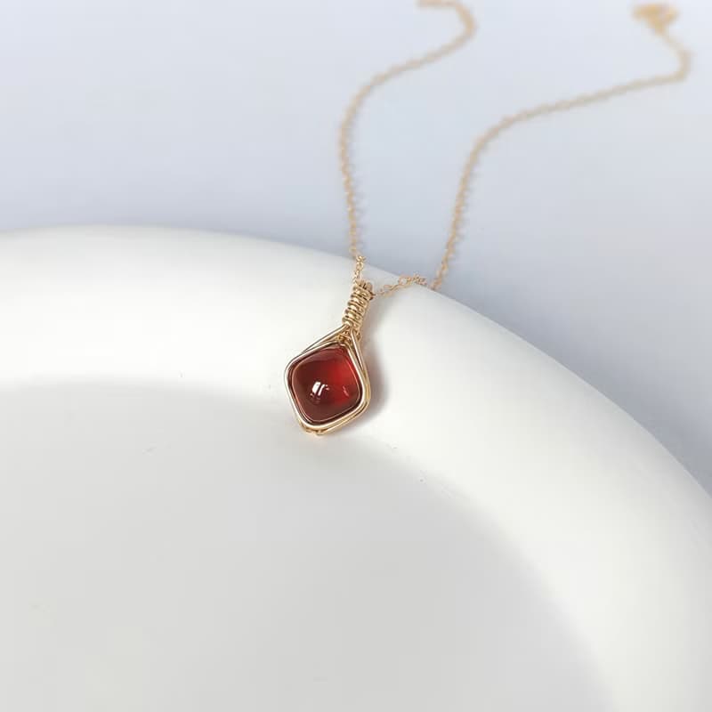 弧面石榴石吊墜 大顆菱形紅石榴石項鍊一月誕生石禮物14k包金墜飾