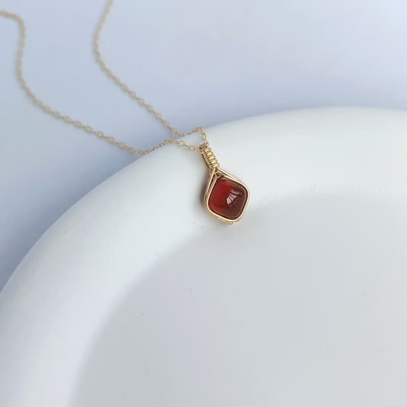 弧面石榴石吊墜 大顆菱形紅石榴石項鍊一月誕生石禮物14k包金墜飾