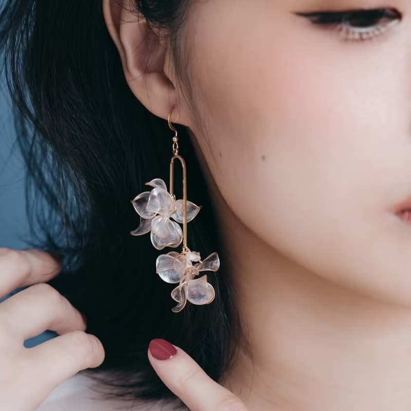 【泡影-銀雪白】垂墜耳環 | 水晶花飾品