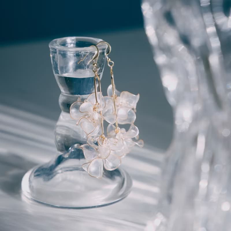 【泡影-銀雪白】垂墜耳環 | 水晶花飾品