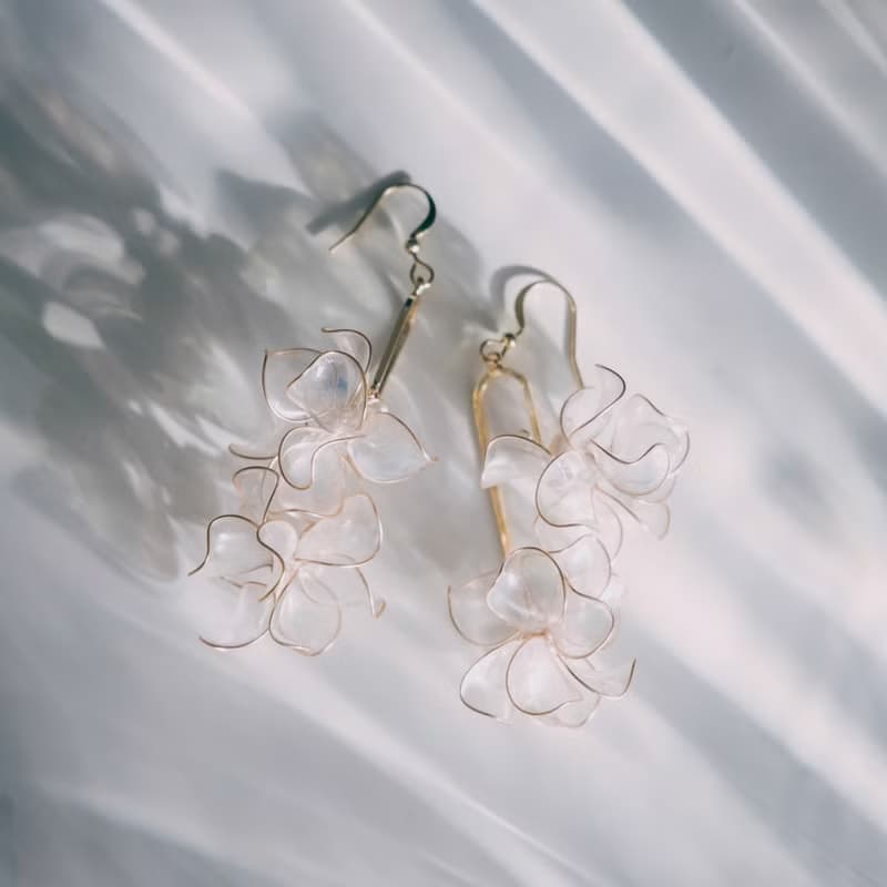 【泡影-銀雪白】垂墜耳環 | 水晶花飾品