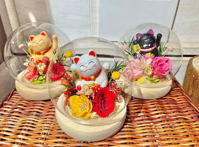 | 小夢境花藝 | 新年好物 錢錢哩來招財貓 永生玫瑰 玻璃球罩