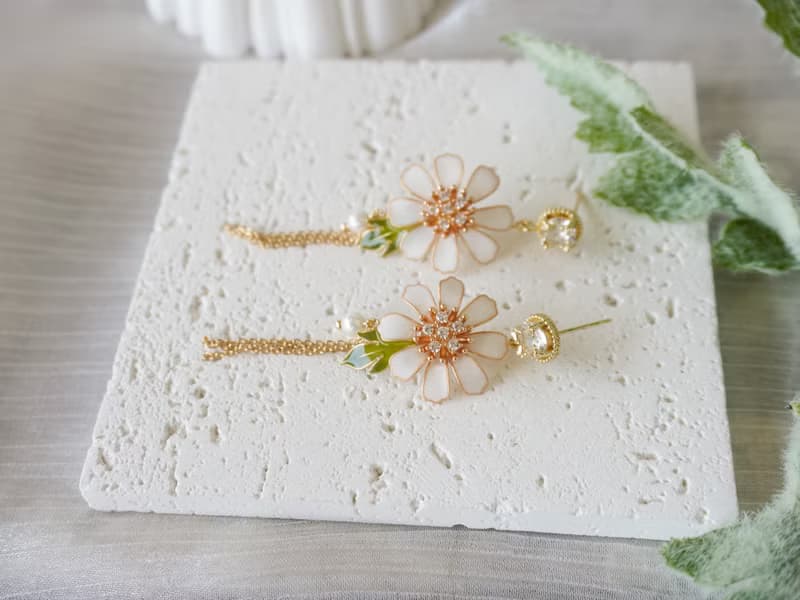 【白色秋英花】手工原創耳飾銅線樹脂 水晶花 新娘 節日禮物