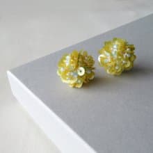 スパンコールフリル ピアス・イヤリング　yellow