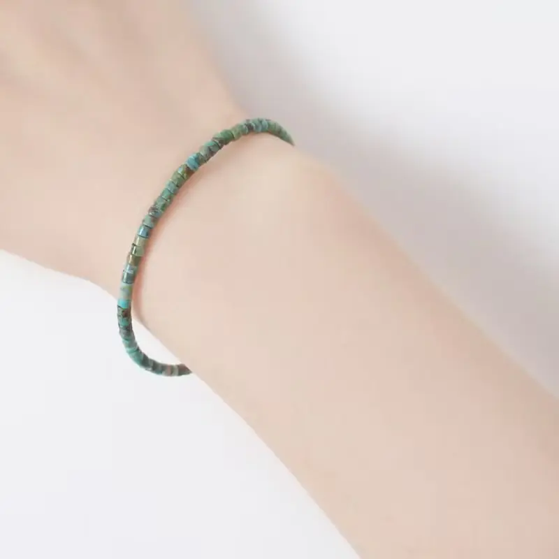 天然ターコイズのミニマルなブレスレット