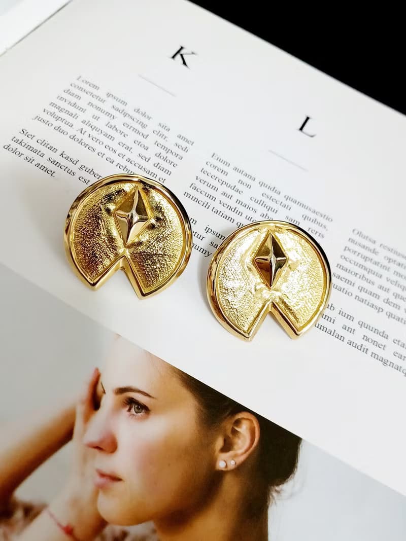 vintage jewelry  古典金色騎士盾牌夾式耳環