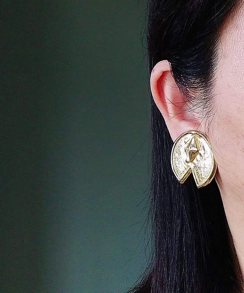 vintage jewelry  古典金色騎士盾牌夾式耳環