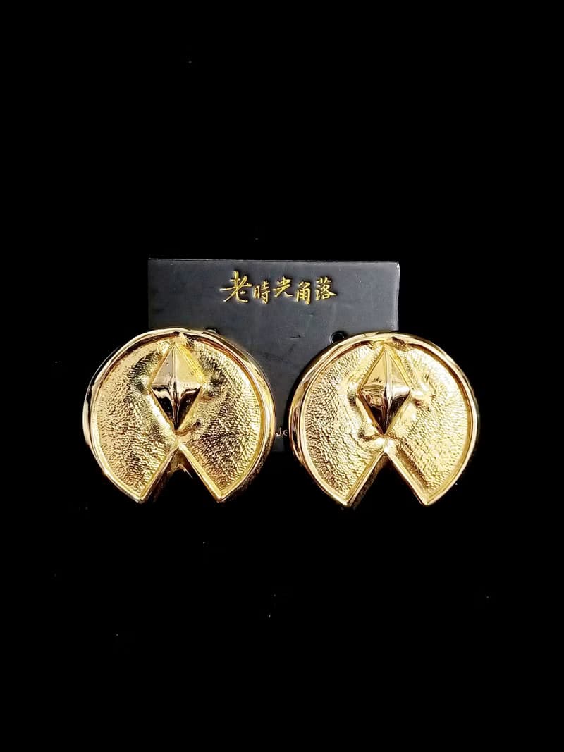 vintage jewelry  古典金色騎士盾牌夾式耳環