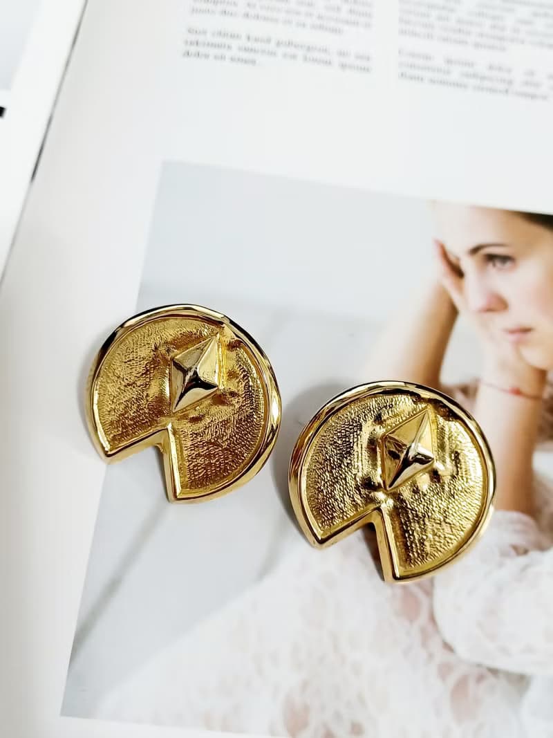 vintage jewelry  古典金色騎士盾牌夾式耳環