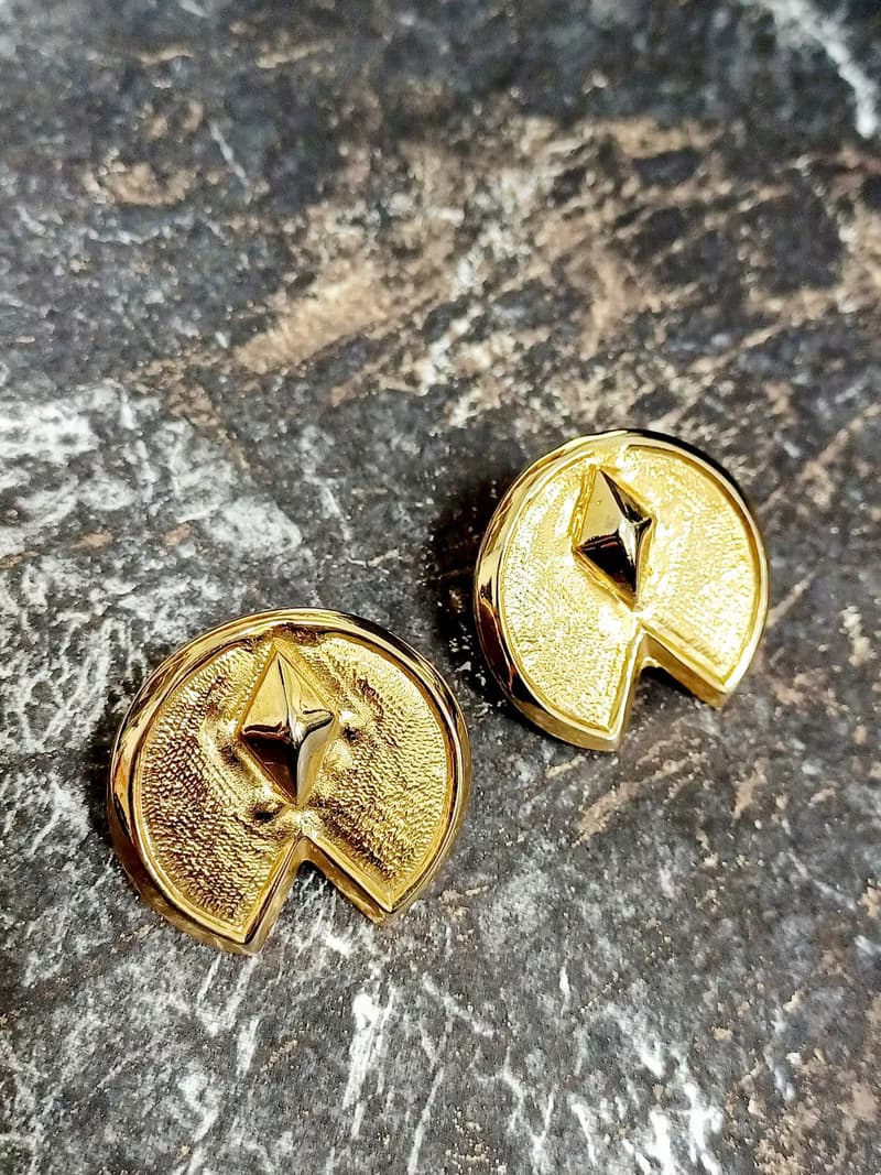 vintage jewelry  古典金色騎士盾牌夾式耳環
