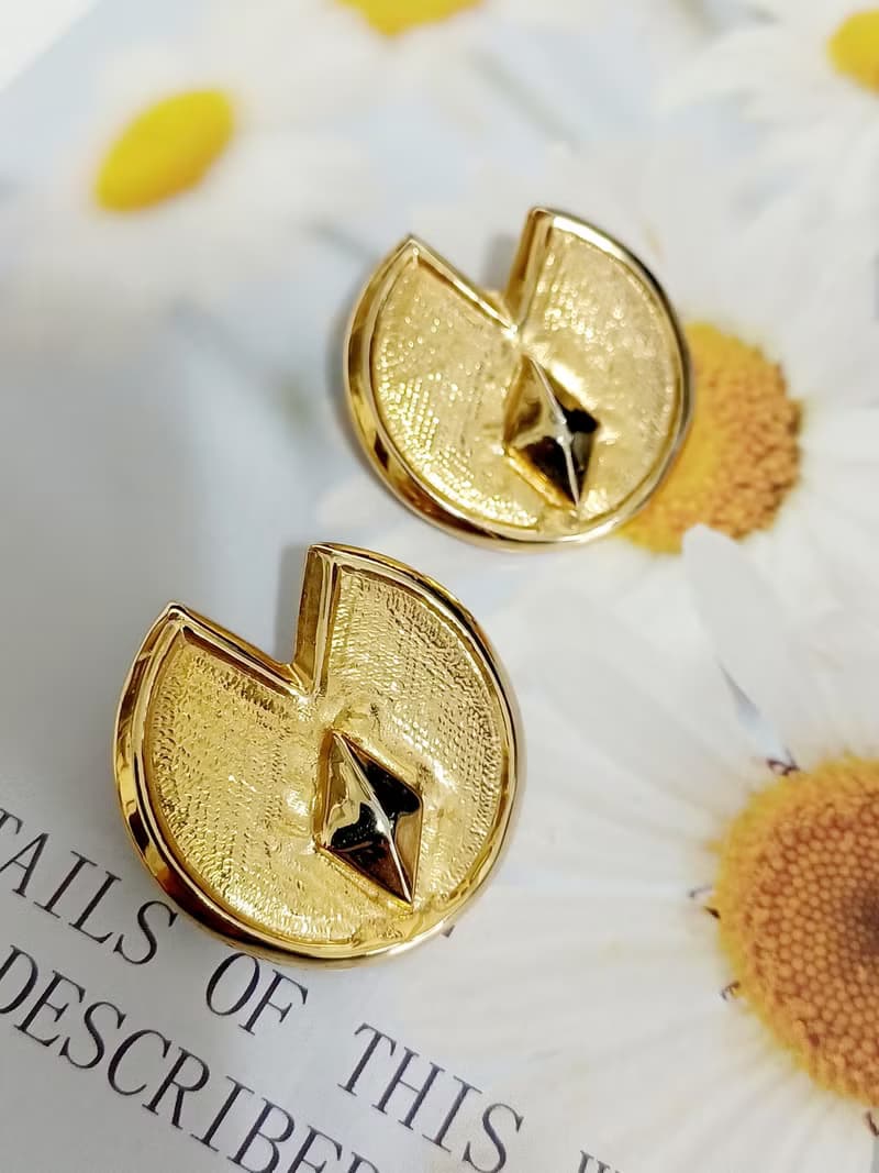 vintage jewelry  古典金色騎士盾牌夾式耳環