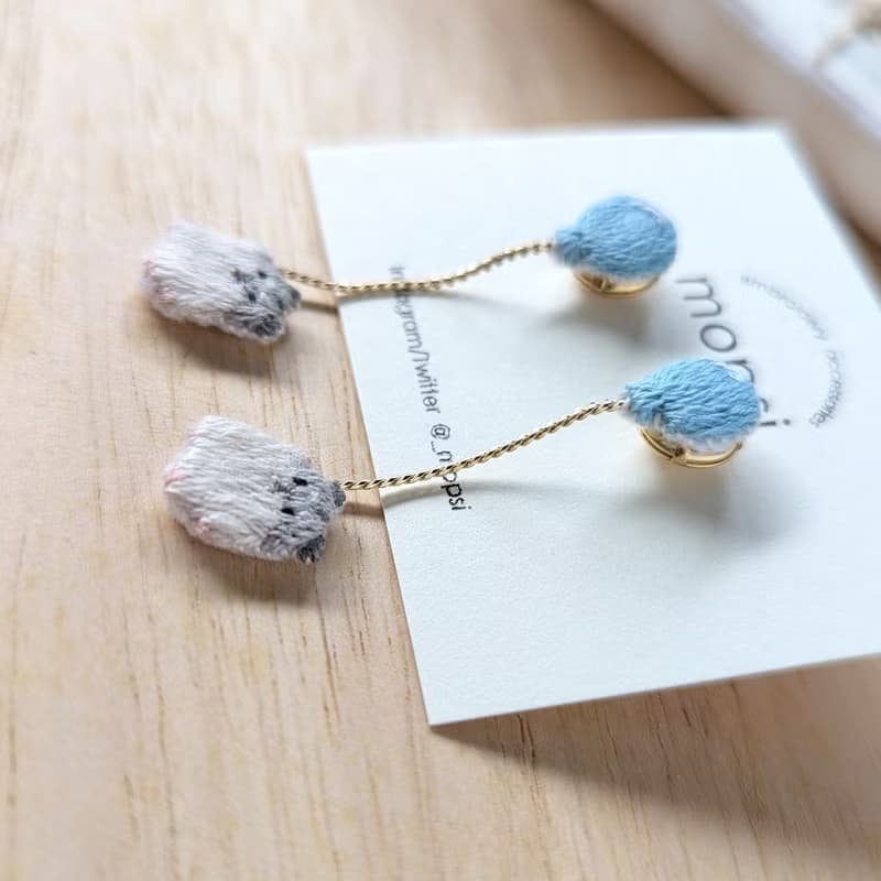 風船とジャンガリアンハムスター　刺繍ピアス/イヤリング