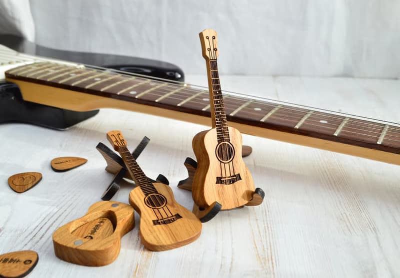 尤克里里琴吉他采摘盒与雕刻采摘  木制拨片持有人定制礼品