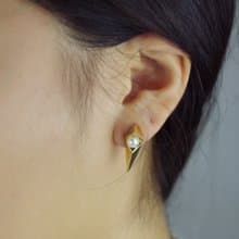 【絕版優惠8折】金色三角珍珠耳環 Posh Vega Earrings Gold