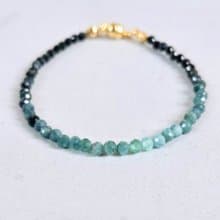 【日本製】ブルーグラデーショントルマリンのキューブビーズブレスレット　　不器用さんでも安心、ストレスゼロのワンタッチ装着