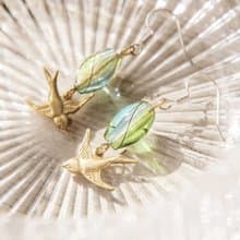 簡約感 復古金黃色調黃銅耳環 耳針 耳鉤 耳勾 耳夾-漸層玻璃燕子