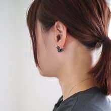 立ち耳犬ピアス ブラック 片耳