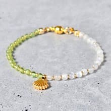 【日本製】ペリドット × レインボームーンストーン ブレスレット – シェルチャーム / マグネット留め具 / 金属アレルギー対応