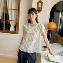 |初秋新品2件75折| 暗紋蕾絲上衣|米色|有裡襯|無彈|不透明
