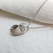 童鞋琺瑯項鍊 -童趣蝴蝶結小鞋子- 象牙白 925銀飾 彌月禮 滿月禮