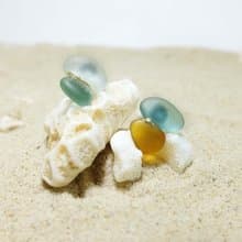 細胞-海玻璃耳環。銀色耳針。大海的禮物