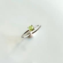 鍍銠+SV925 高等級橄欖石 迷你寶石戒 / 八月誕生石