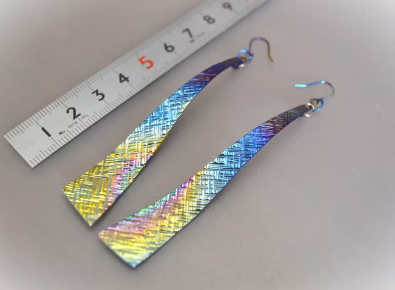 Titanium pierced earrings・チタン製ピアス・偃月・クロスハッチ75mm