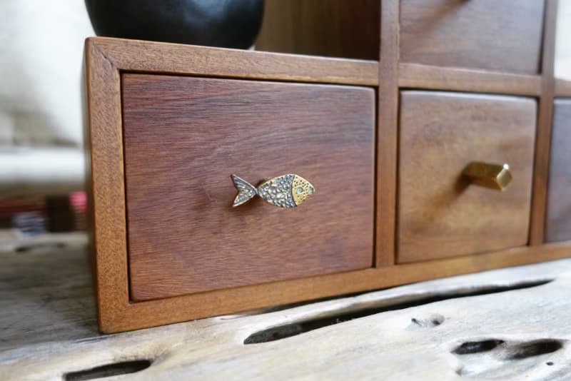 ShouZhuo handmade---黃銅小魚兒手把凸型小櫃