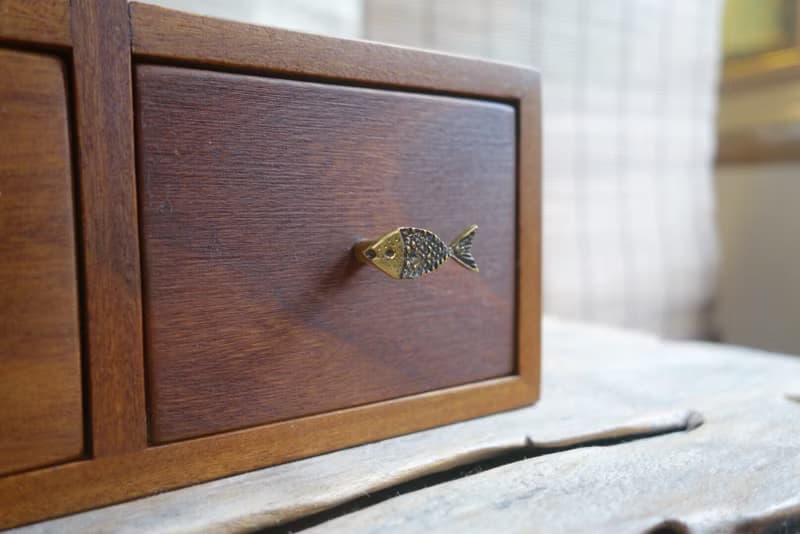 ShouZhuo handmade---黃銅小魚兒手把凸型小櫃