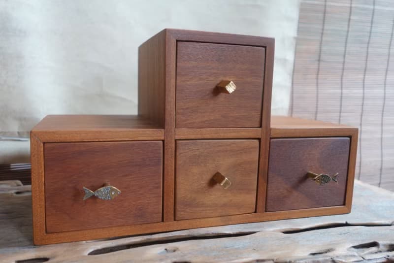ShouZhuo handmade---黃銅小魚兒手把凸型小櫃