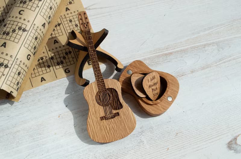 雕刻拨片吉他拨片盒 送给吉他手 音乐家或音乐爱好者的礼物