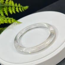 白水晶手镯 53+MM 冰透星光閃片 飄黃膠花 白色水晶手環 淨化心靈