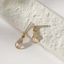 twin drops GD ―2つの雫が揺れるクリスタルポストピアス　ゴールド