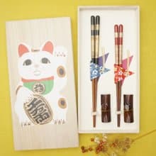 兵左衛門　箸・箸置きセット　招き猫　先角桜草・ 箸2膳、箸置き2個、桐箱に入れてセットアップされます。