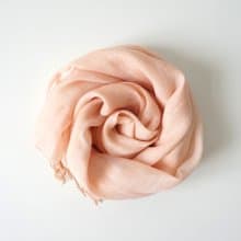 S.A x Pale Dogwood 植物染山茱萸粉素色圍巾/絲巾