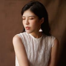 Laurie 優雅蓬鬆雪白紗花細耳針珍珠耳環