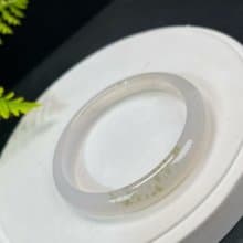 精品 白色瑪瑙手鐲 60MM 冰潤起剛飄綠朱砂點 玉髓手環 福祿雙全