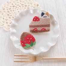 草莓、巧克力蛋糕和貓刺繡胸針套裝
