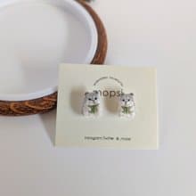 本を読むジャンガリアン 刺繍ピアス/イヤリング