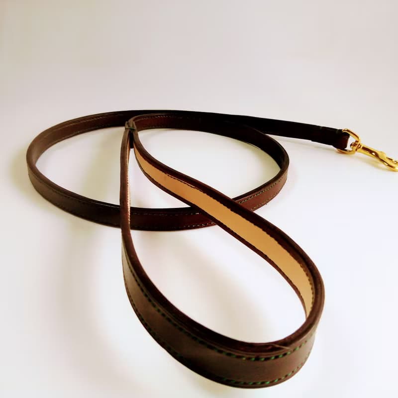 本革ー手縫いー犬のリードーチョコレートーグリーン糸