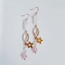 お星様が可愛い アクリルフレームストーンとロイヤルブルームーンストーンの揺れるピアス ピンク ホワイト ギフト アレルギー対応ピアスまたはイヤリングに変更可能