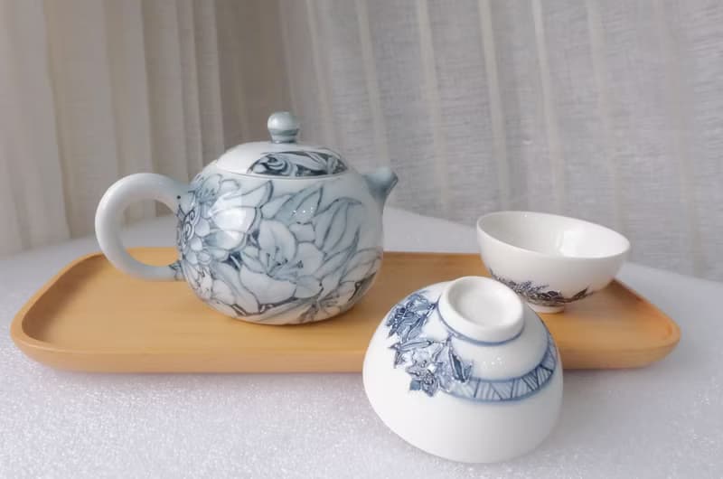 手工燒製。手繪浮雕百合青花雙杯櫸木茶盤組