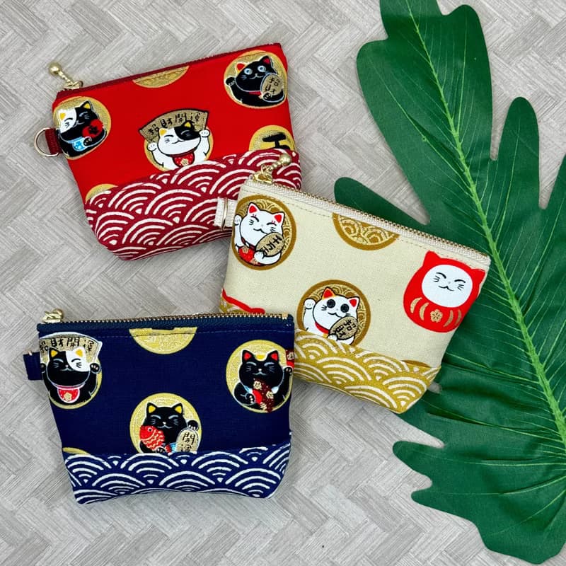 日系 燙金招財貓 立體配布迷你拉鍊包(附腕帶) 零錢包 收納包