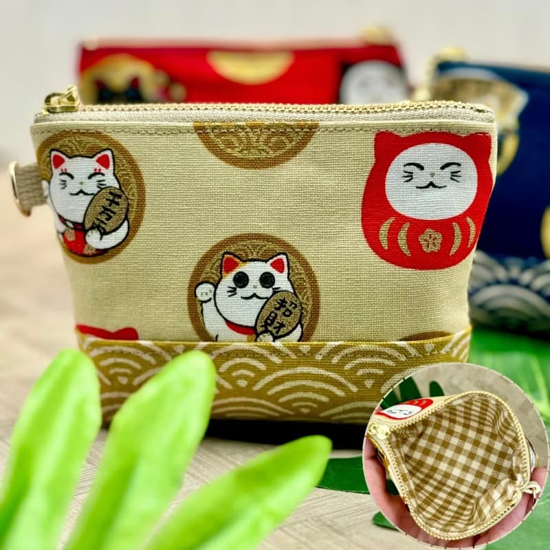 日系 燙金招財貓 立體配布迷你拉鍊包(附腕帶) 零錢包 收納包