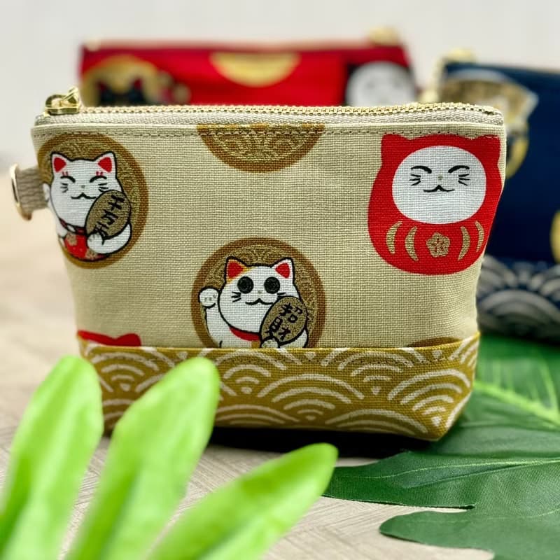 日系 燙金招財貓 立體配布迷你拉鍊包(附腕帶) 零錢包 收納包