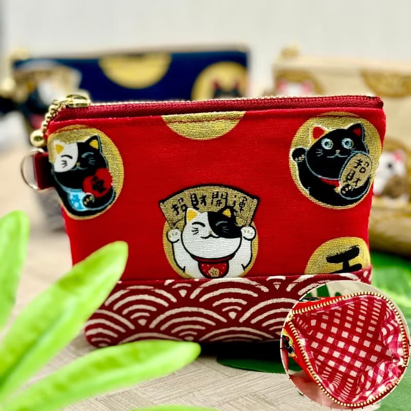 日系 燙金招財貓 立體配布迷你拉鍊包(附腕帶) 零錢包 收納包