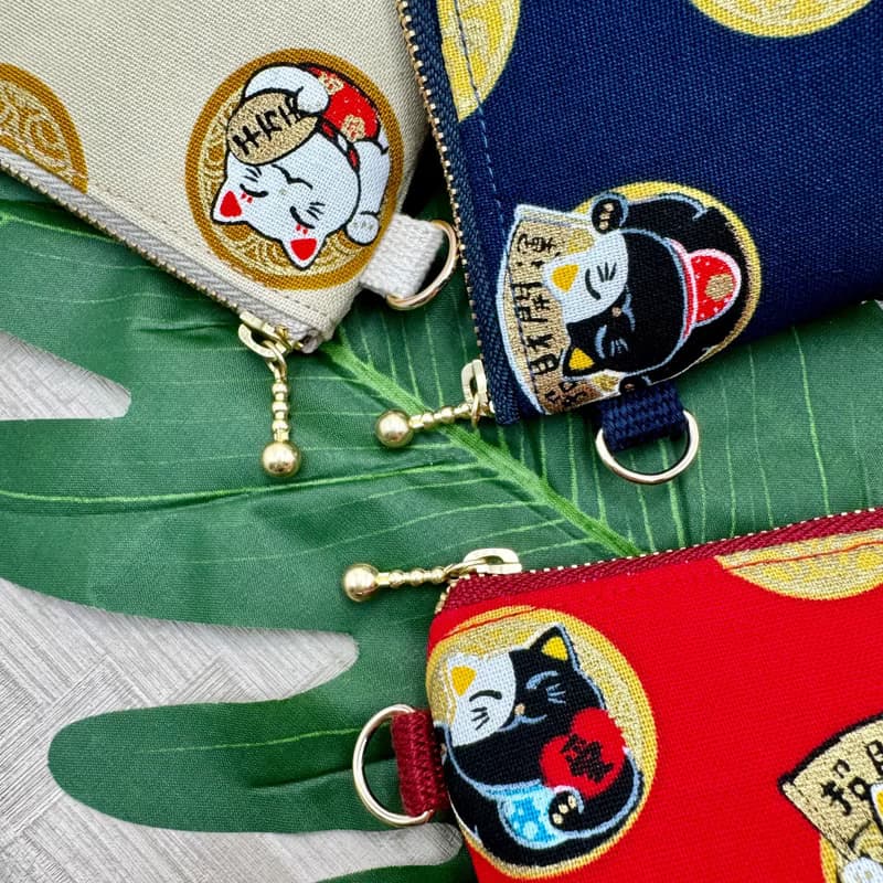 日系 燙金招財貓 立體配布迷你拉鍊包(附腕帶) 零錢包 收納包